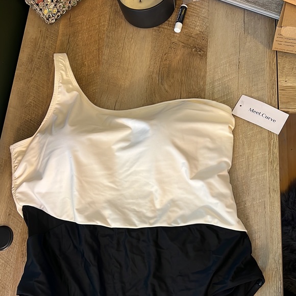 Meet Curve Swimsuit - Picture 2 of 6